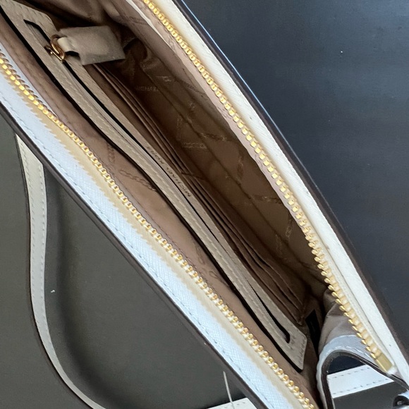 NWT MICHAEL KORS LARGE CROSSBODY CLUTCH LEATHER - Picture 6 of 7